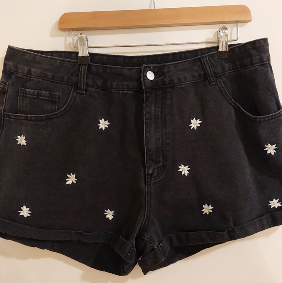 Shein Daisy Denim Shorts, Size 3X - Picture 2 of 6